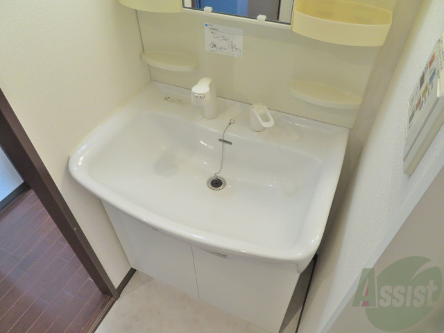 洗面設備　洗面台は独立タイプ。朝の身支度もスムーズですね。