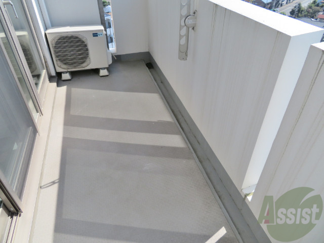 バルコニー　ベランダも広々してます。洗濯物など干せますよ。