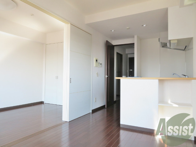 居室・リビング　白を基調とした明るくて清潔感のあるお部屋ですよ。