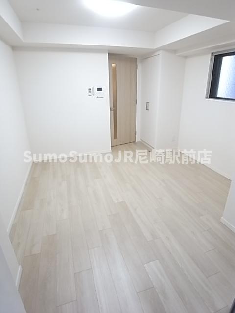 その他部屋・スペース　落ち着いた色調の寝室です