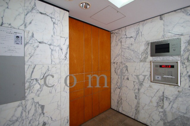 エントランス　オートロック付きエントランス