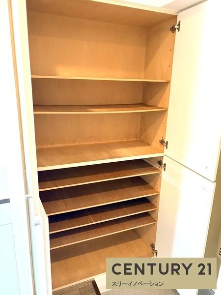 玄関　★玄関収納タップリ★