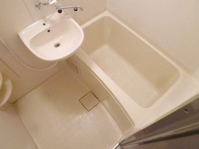 バス・シャワールーム　★清潔感のあるバスルームです★