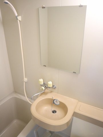 洗面設備　鏡もついてきれいな洗面台です