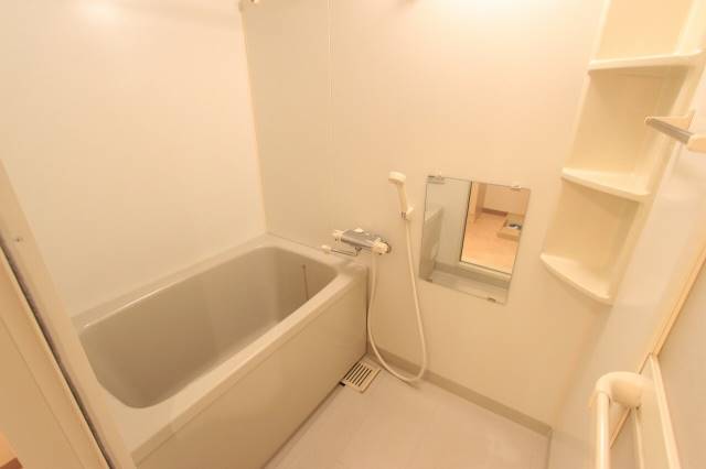 バス・シャワールーム　棚、鏡つきのお風呂