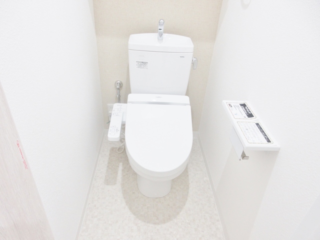 トイレ　暖房便座付きシャワートイレ