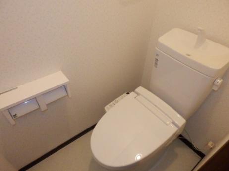 トイレ　シャワートイレついてます