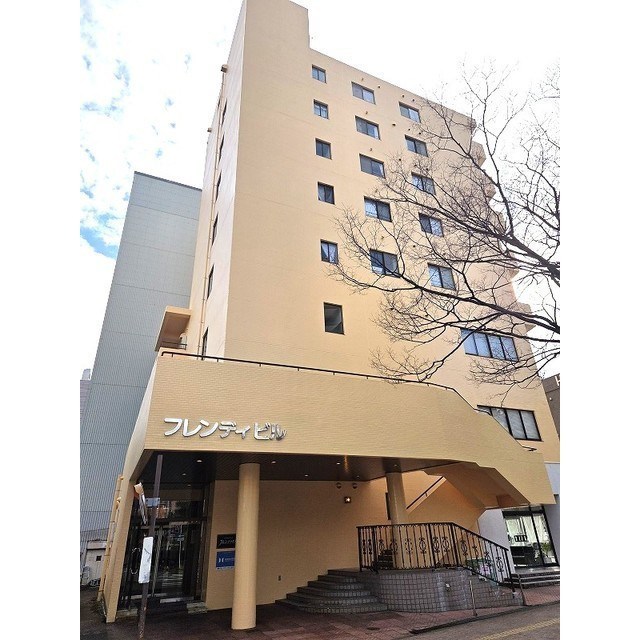 建物外観　8階建てマンションの最上階！