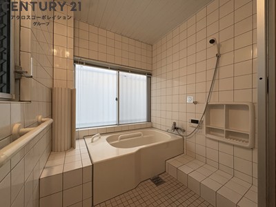 バス・シャワールーム　窓付きで換気も楽々！