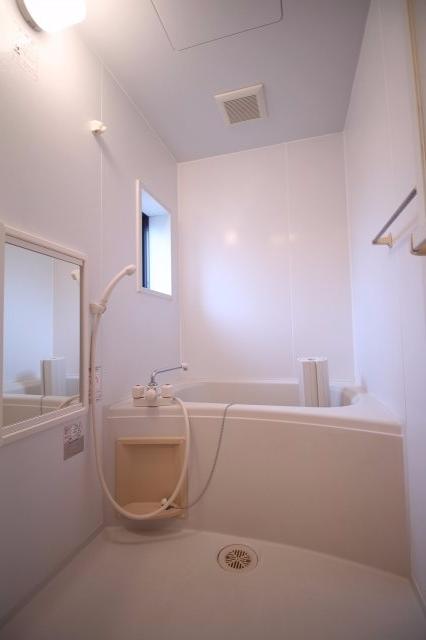 バス・シャワールーム　窓が付いていて換気がしやすいです