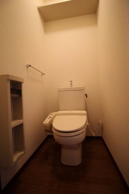 トイレ　棚やタオル掛けが付いています