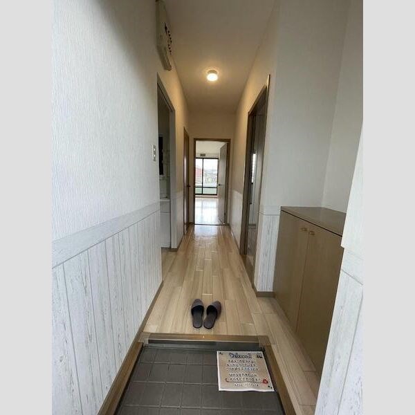 玄関　同物件別部屋の参考写真です。(現況優先)