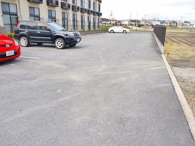 駐車場　綺麗な共有スペース。