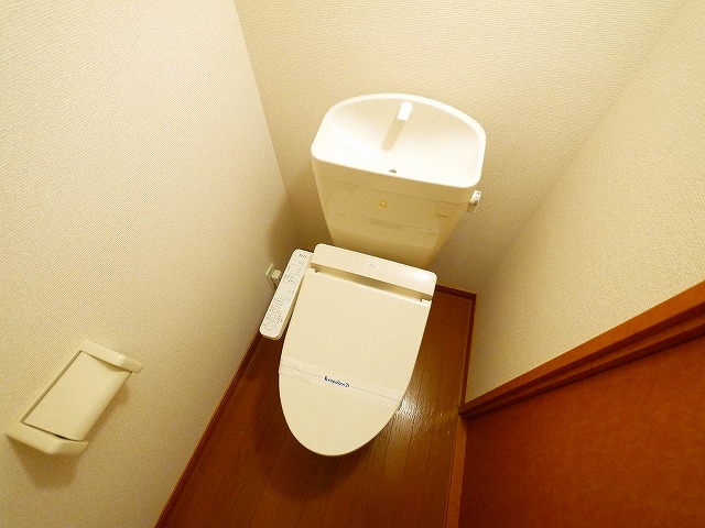 トイレ　落ち着いた色調のトイレです
