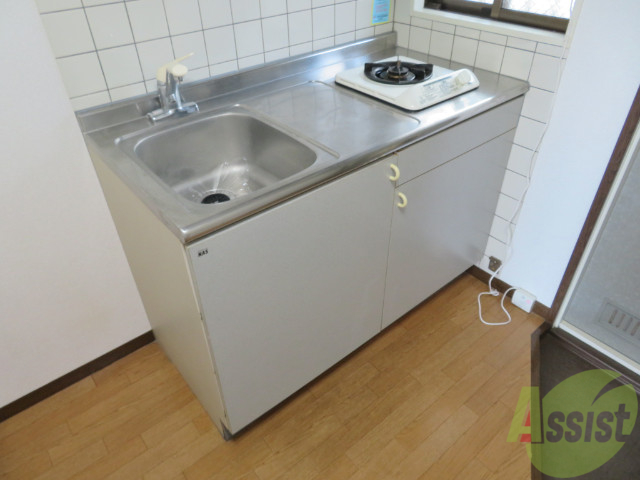 キッチン　十分な大きさのキッチンですね。２口コンロも置けます。