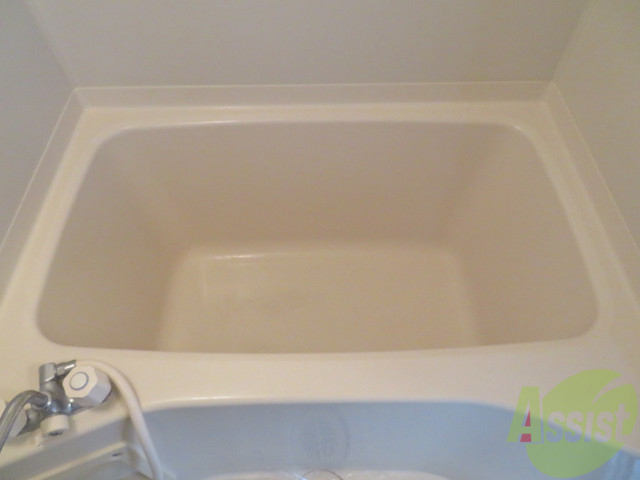 バス・シャワールーム　お風呂です。肩までゆっくりと浸かることができます。