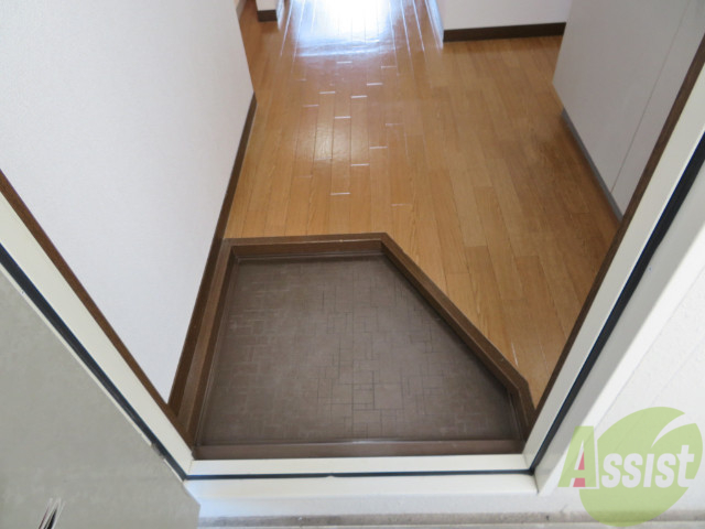 玄関　玄関です。少し狭いですが、傘立ても置けますね。