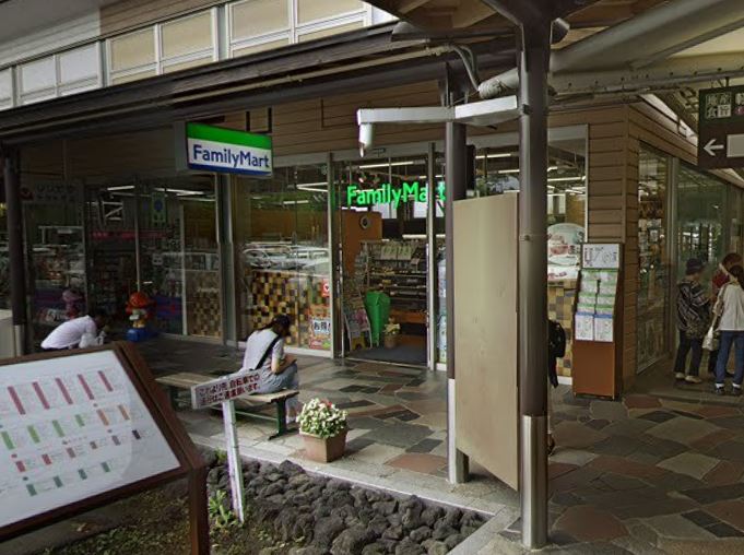 コンビニ　ファミリーマート軽井沢プリンス（コンビニ）まで871m