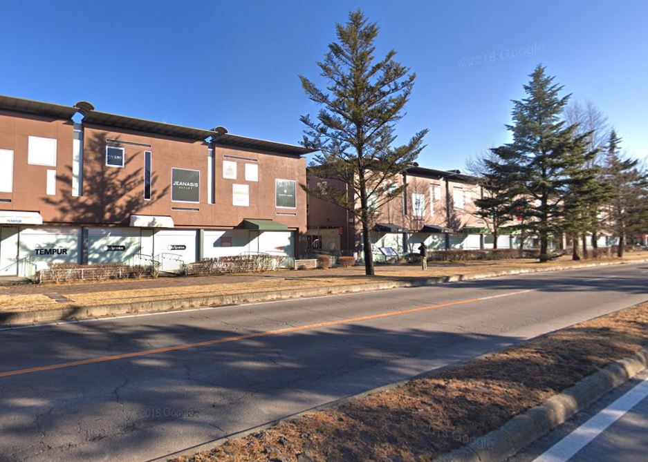 ショッピングセンター　軽井沢プリンスションピングプラ（ショッピングセンター）まで988m