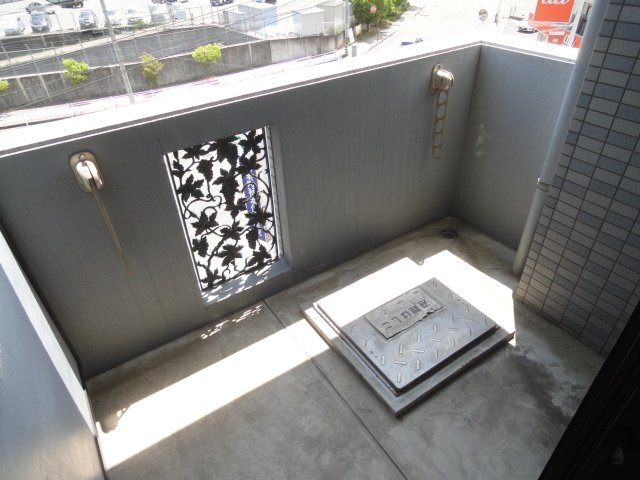 バルコニー　同物件別号室のものです。