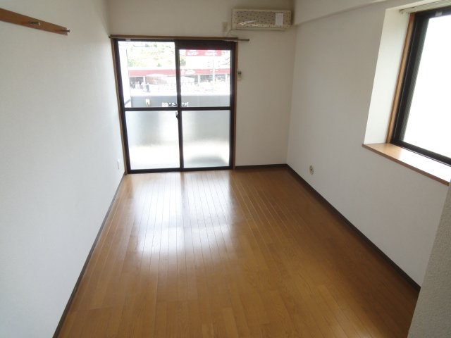 居室・リビング　同物件別号室のものです。