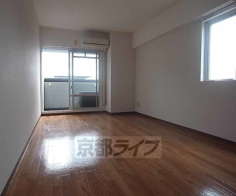 居室・リビング　広く明るい室内。