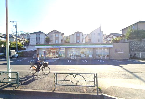 コンビニ　ファミリーマート 町田金井町店（コンビニ）まで690m