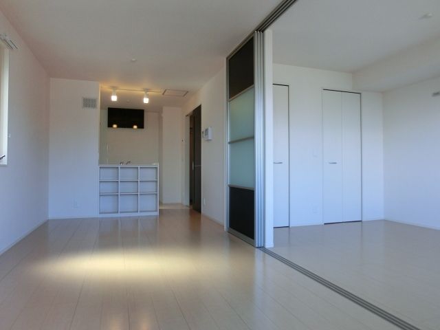 居室・リビング　間仕切り開放で１６．５リビング