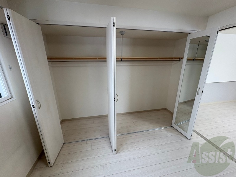 収納　寝室の収納です。部屋がすっきり片付きます。