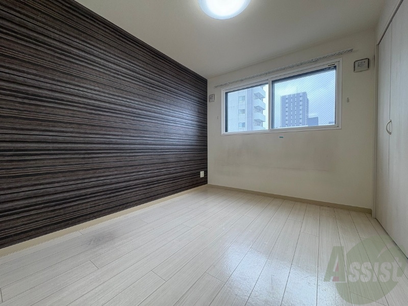 その他部屋・スペース　寝室はこちらです。光が差し込む、温かみのあるお部屋です。