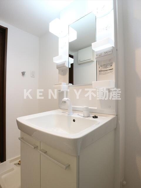 洗面設備　明るい洗面所です