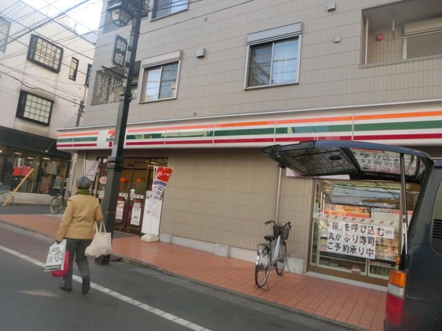 コンビニ　セブンイレブン（コンビニ）まで121m