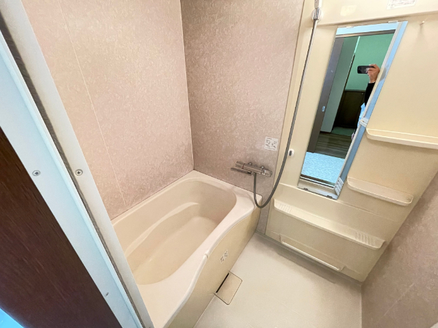 バス・シャワールーム　大きな鏡付きのお風呂