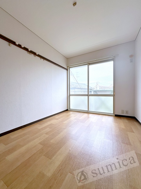 バルコニー　内装は白を基調として建具とキッチンがグッと映えてます＾＾