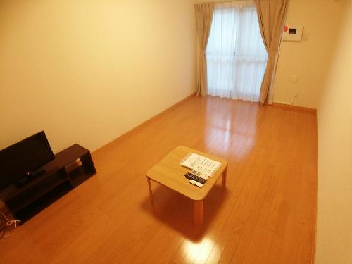 居室・リビング　1Fフローリング2Ｆ絨毯　設備・仕様が異なる場合がございます