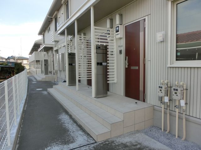 エントランス　郵便ポストが付いています。