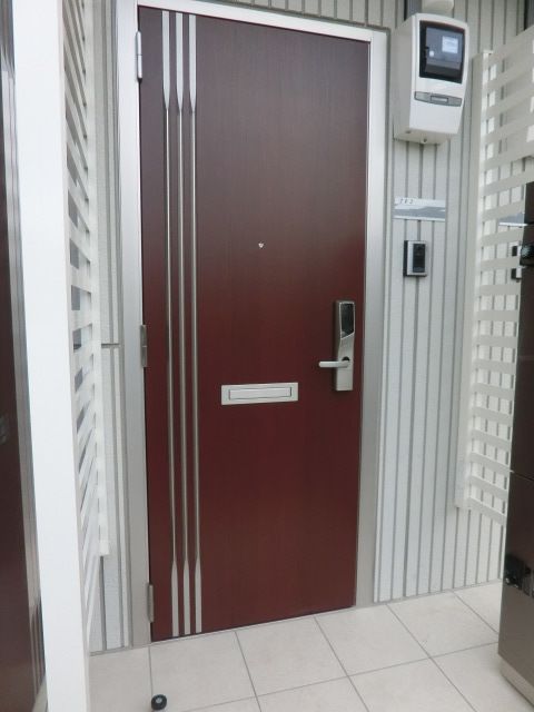 セキュリティ　インターフォン付きの玄関