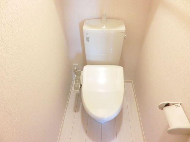 トイレ　温水洗浄便座付きの清潔感あるトイレです。