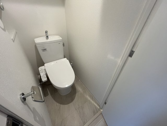 トイレ　同物件別部屋写真