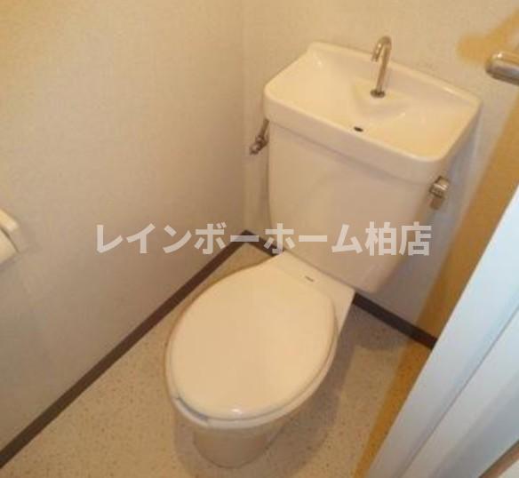 トイレ　落ち着いた色調のトイレです