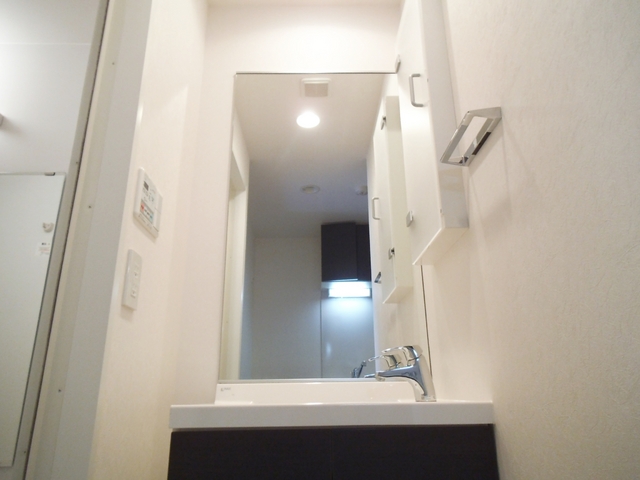 洗面設備　大きな鏡の独立洗面台☆