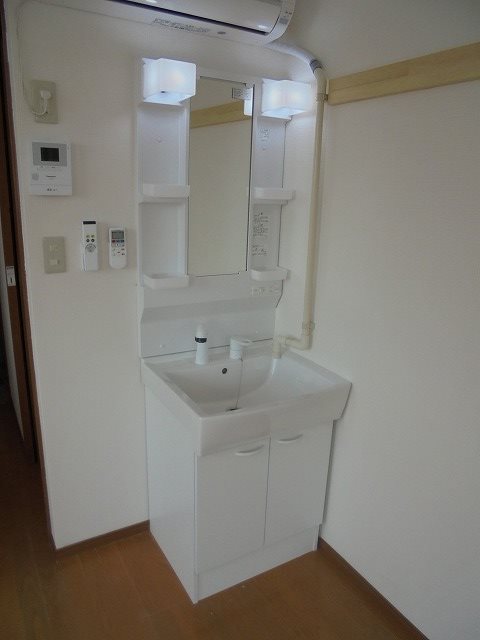 洗面設備　写真は303号室です。(参考)