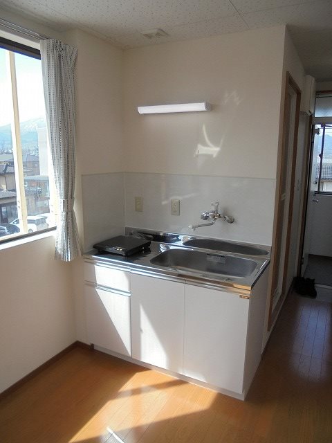 キッチン　写真は303号室です。(参考)