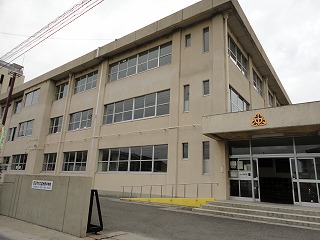 中学校　四日市市立 富州原中学校（中学校）まで304m