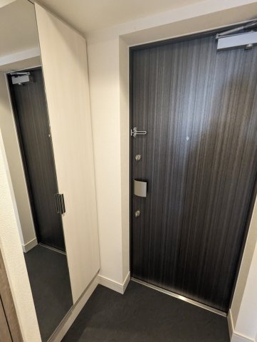 玄関　※写真は同じマンションの違う部屋のものになります。