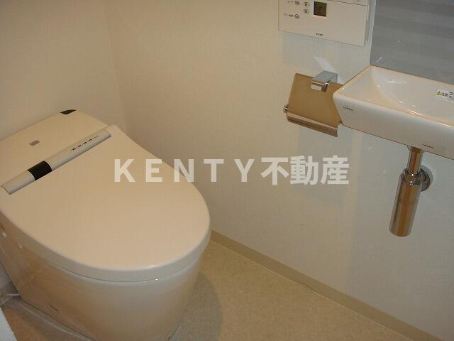 トイレ　落ち着いた色調のトイレです