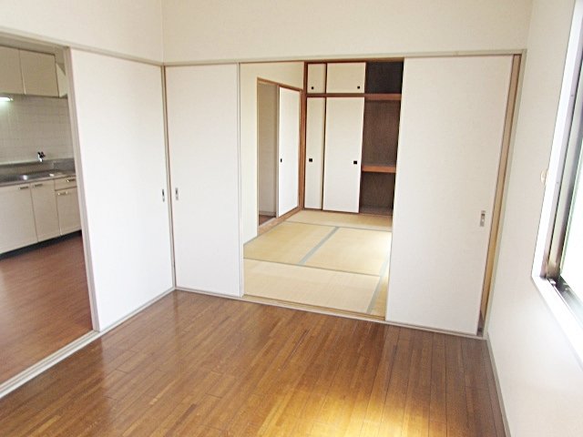 居室・リビング　※同建物の類似写真となります。