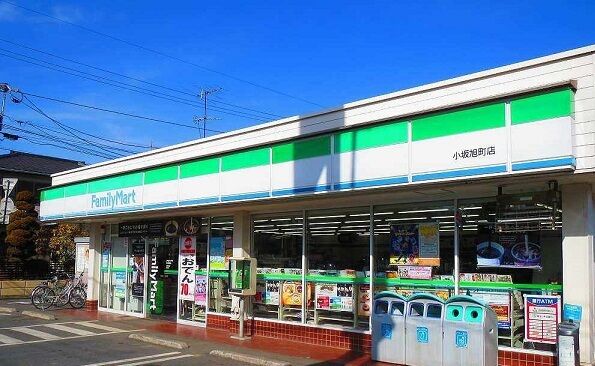 コンビニ　ファミリーマート小坂旭町店（コンビニ）まで579m