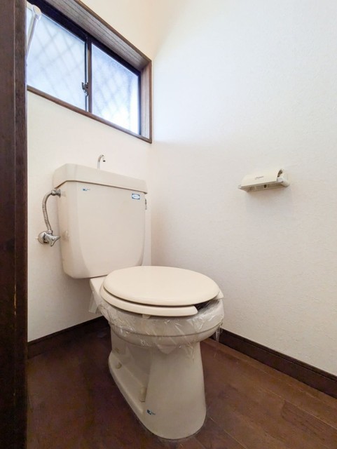 トイレ　【トイレ】トイレ換気窓あります。
