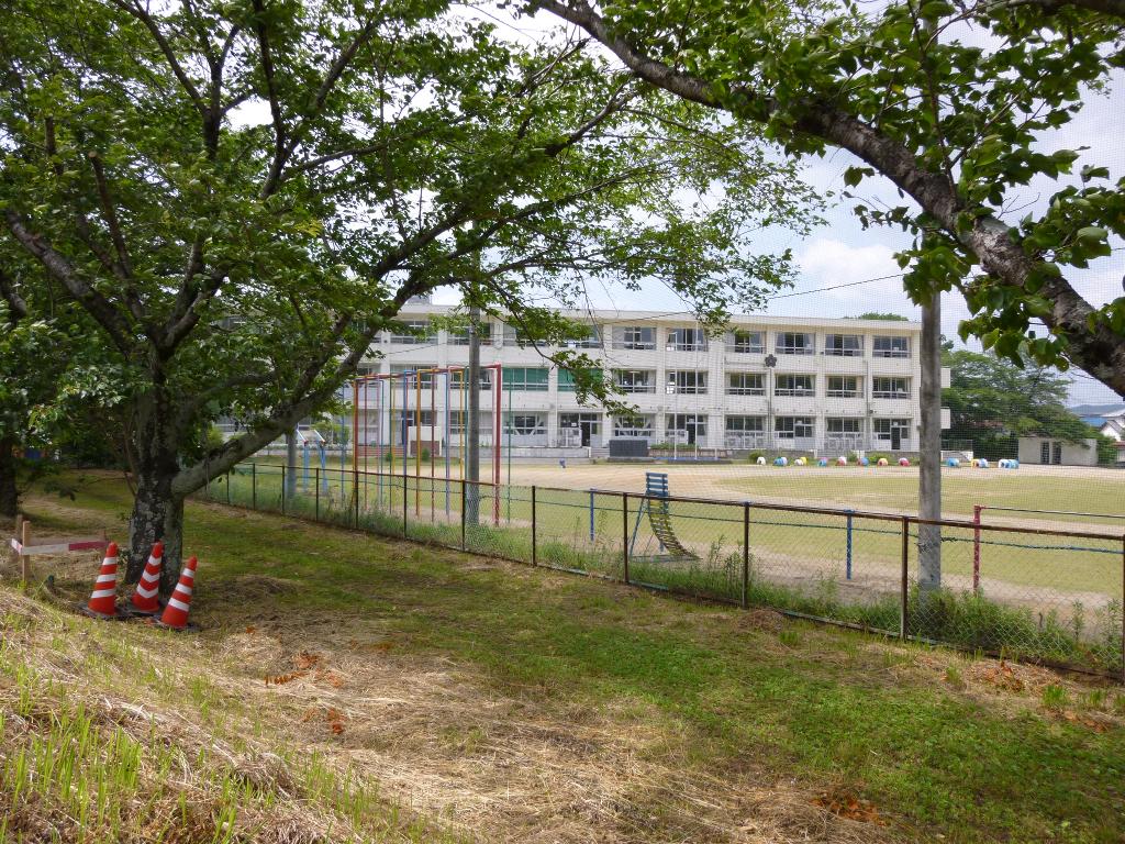 小学校　関市立桜ケ丘小学校（小学校）まで1079m